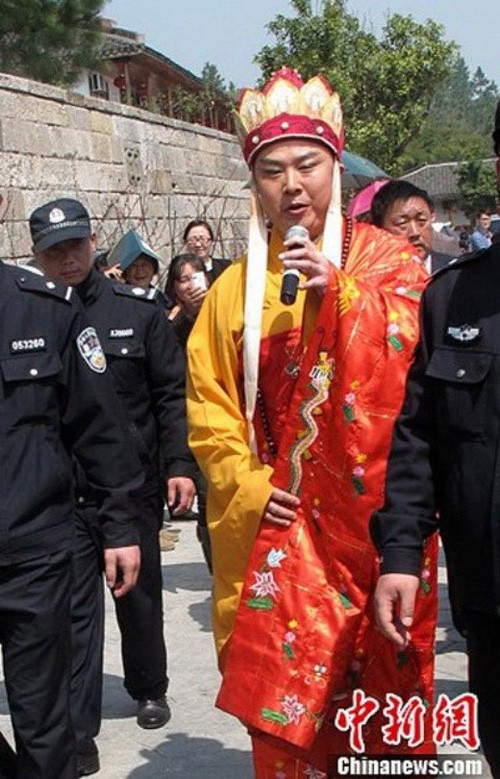 Những ngôi sao Trung Quốc hết thời kiếm tiền nhờ hát hội chợ